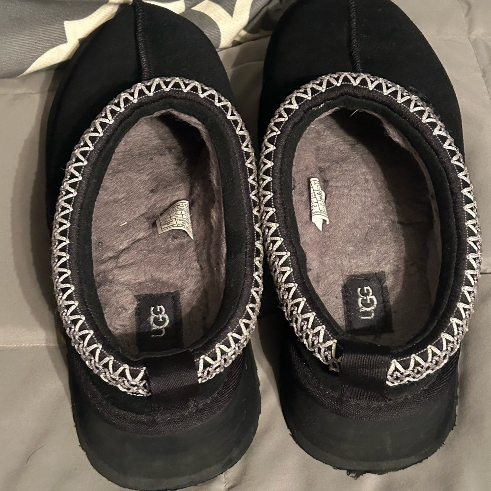 UGG platform slip on in black don’t wear anymore. Firm on the price. - Picture 4 of 7